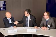 Prof. Joseph Sung (middle), Vice-Chancellor and President of CUHK, and Prof. Jan Kimpen (left), President of the Executive Board, University Medical Center Utrecht, signing a MOU for a joint research programme in musculoskeletal research and regenerative medicine.